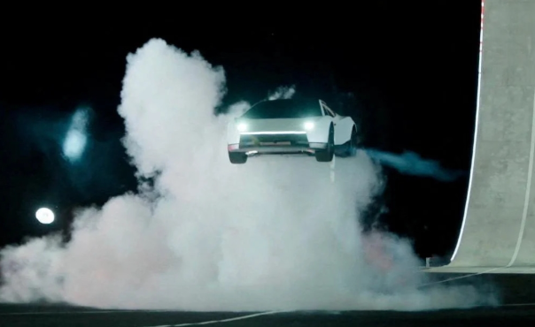 Elon Musk si supera, la nuova Tesla Roadster vola: salti mortali e acrobazie per il debutto del prototipo- VIDEO Elon Musk si supera, la nuova Tesla Roadster vola: salti mortali e acrobazie per il debutto del prototipo- VIDEO