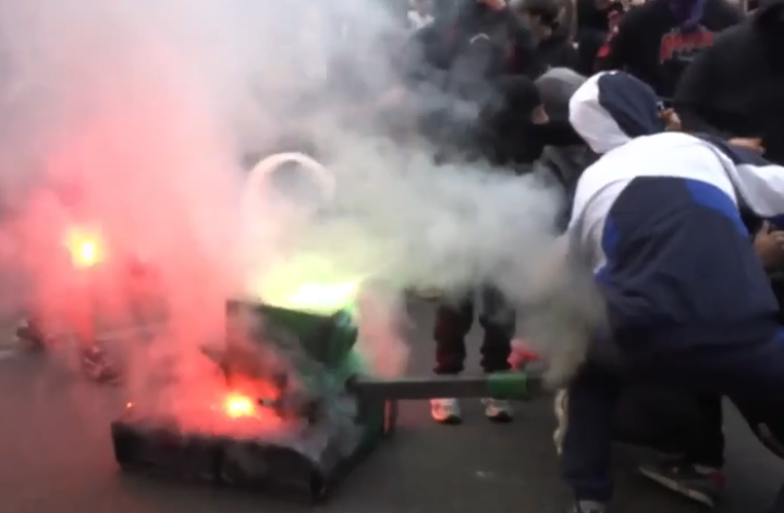 Caos a Torino, cariche e idranti sugli studenti in corteo per lo sciopero: che cosa succede- VIDEO Caos a Torino, cariche e idranti sugli studenti in corteo per lo sciopero: che cosa succede- VIDEO
