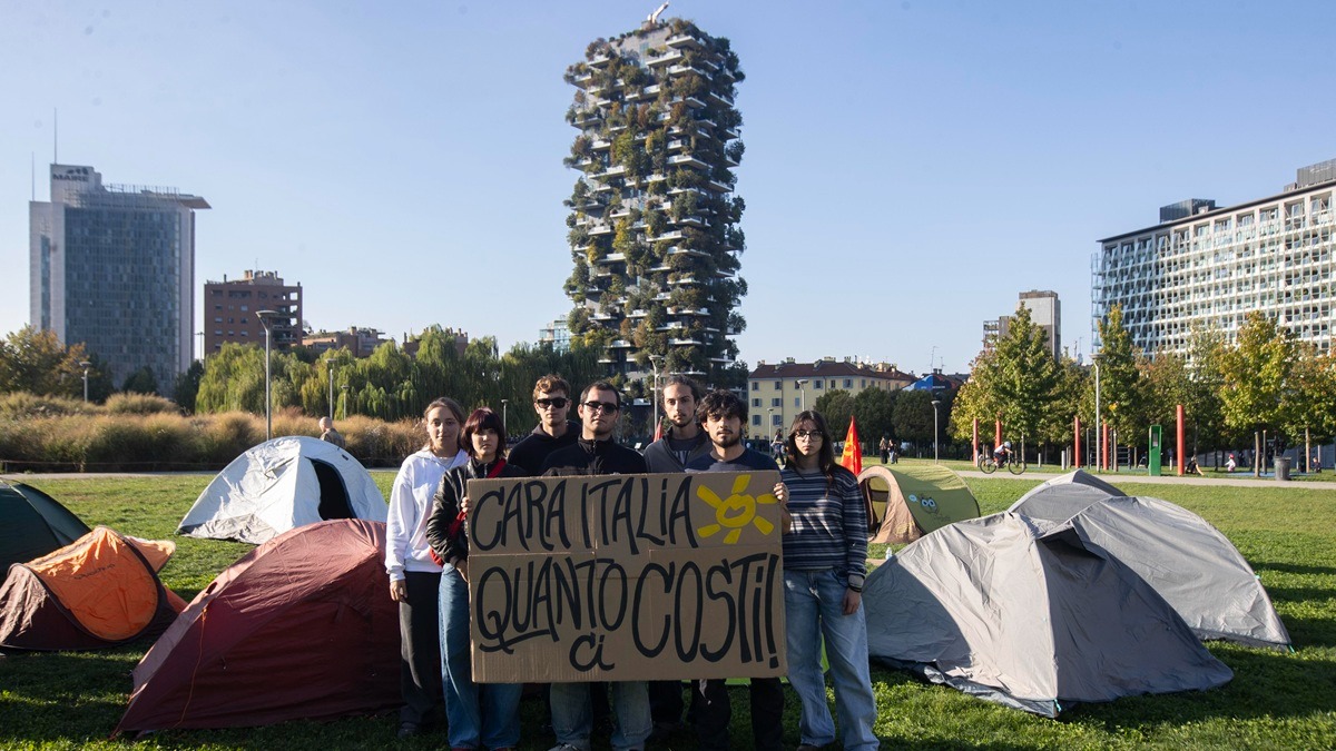 Milano, gli universitari tornano in tenda contro il caro-affitti: “In tre anni la situazione è peggiorata” Milano, gli universitari tornano in tenda contro il caro-affitti: “In tre anni la situazione è peggiorata”
