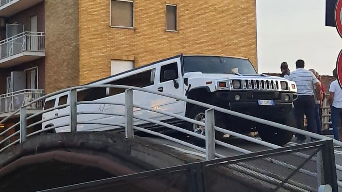 Trezzano, limousine resta incastrata sul Ponte Gobbo: traffico in tilt Trezzano, limousine resta incastrata sul Ponte Gobbo: traffico in tilt