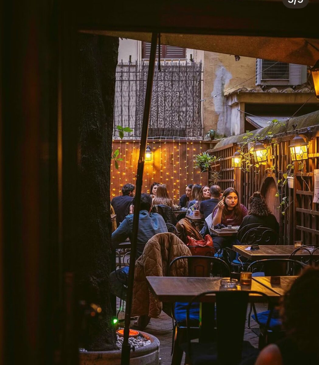 Aperitivi informali e atmosfere vintage, nel quartiere Monti lo spritz si fa dopo il vernissage Aperitivi informali e atmosfere vintage, nel quartiere Monti lo spritz si fa dopo il vernissage