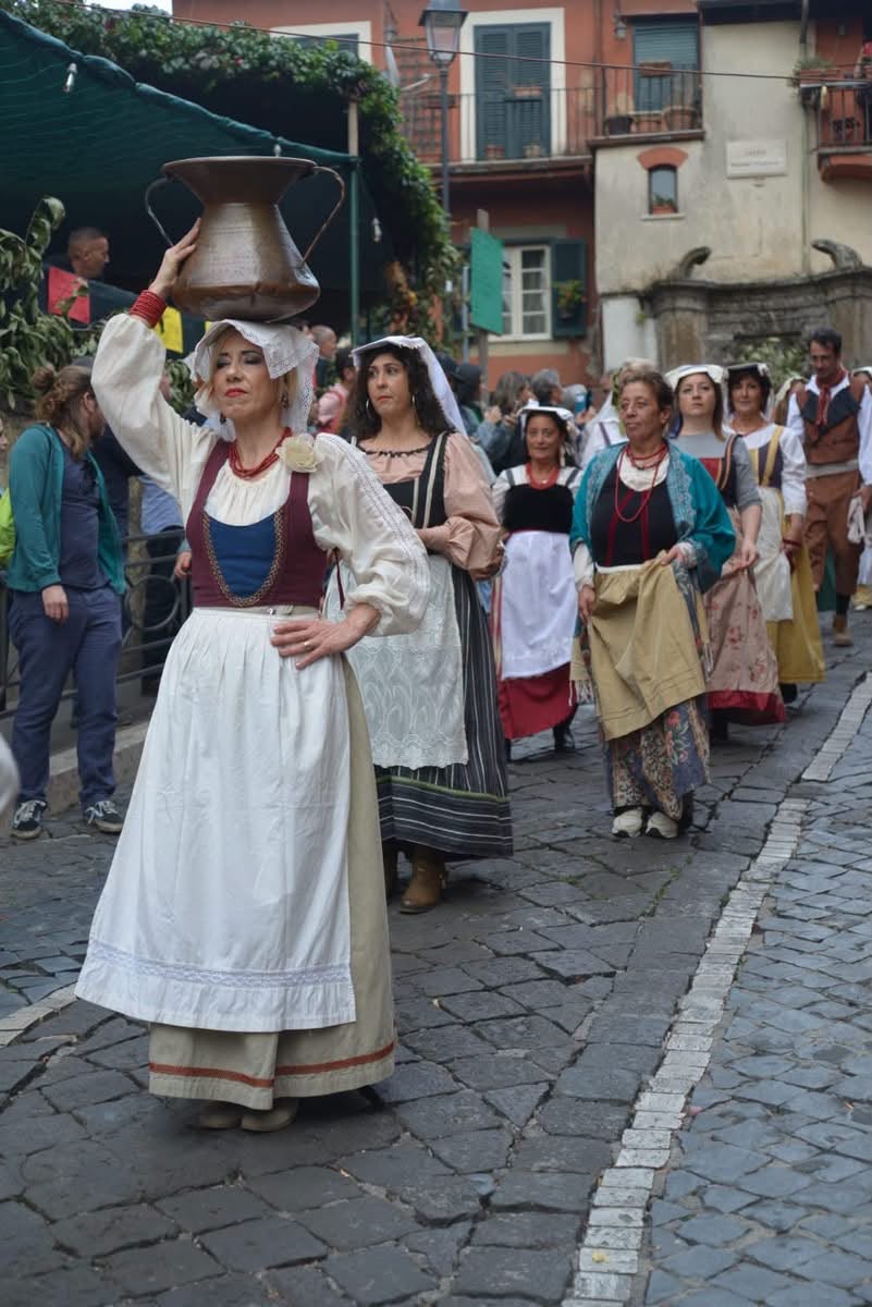 Sbandieratori e fuochi d’artificio, a Rocca di Papa si celebra l’autunno con la festa dedicata alla castagna Sbandieratori e fuochi d’artificio, a Rocca di Papa si celebra l’autunno con la festa dedicata alla castagna