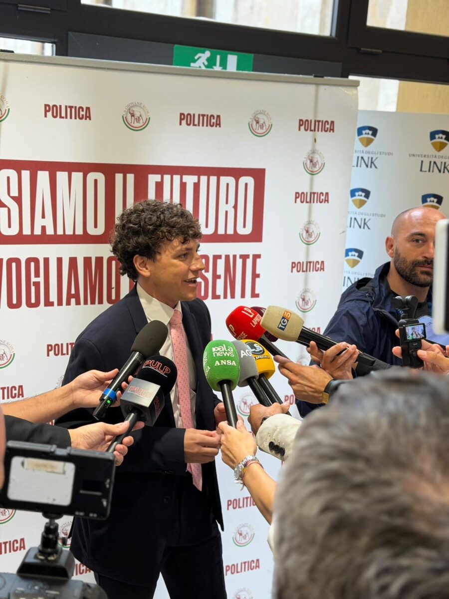 La carica dei 60 under 30, premio per militanti, amministratori e comunicatori. Lobuono: “Qui, campo larghissimo” – PHOTO GALLERY e VIDEO