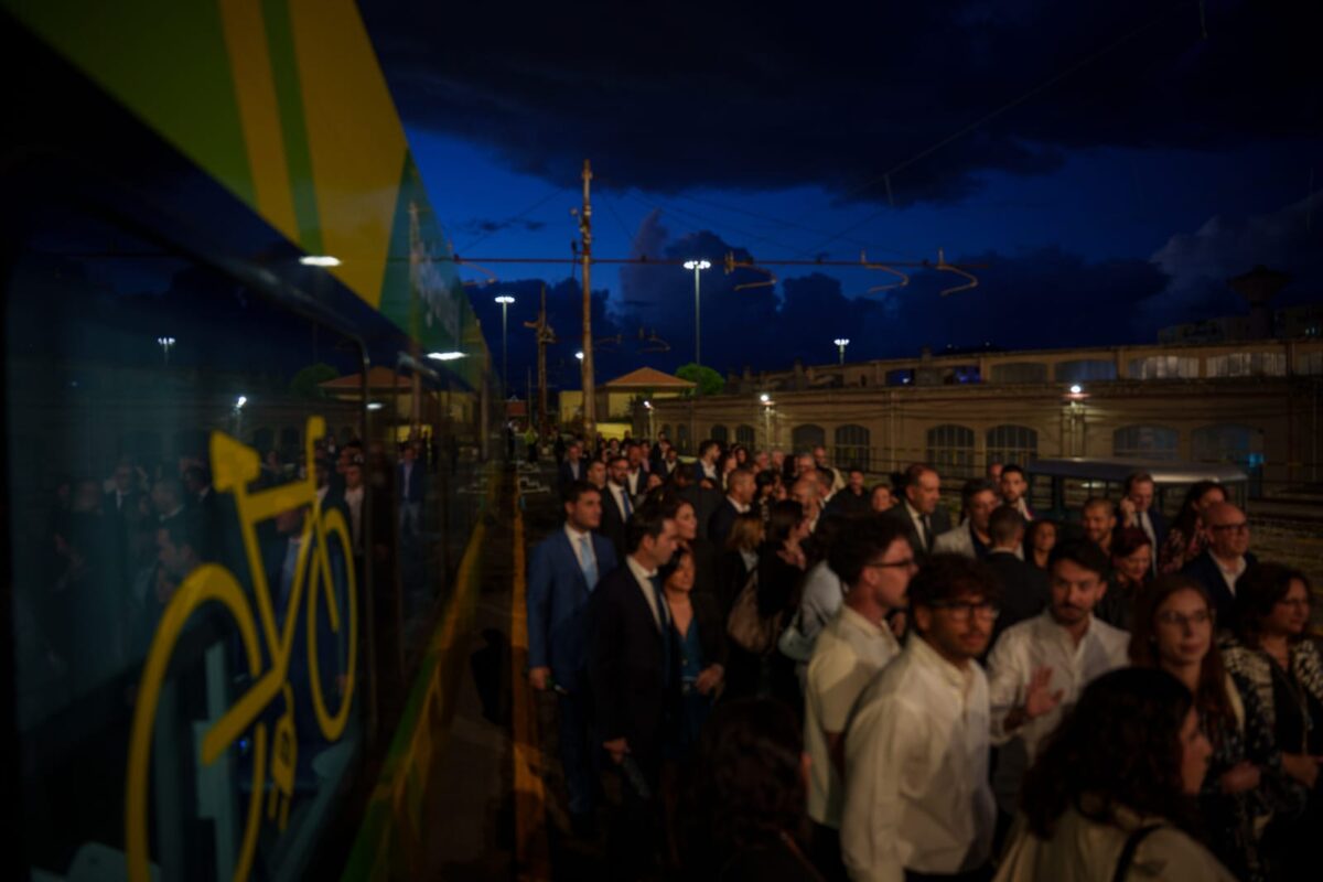 Trenitalia, quando l’officina diventa un teatro: da Palermo comincia il viaggio delle “Officine sinfoniche” Trenitalia, quando l’officina diventa un teatro: da Palermo comincia il viaggio delle “Officine sinfoniche”