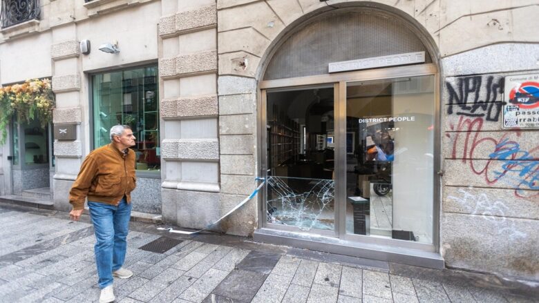 Milano, la paura di nuovi saccheggi chiude i negozi del centro. Sala: “Restate aperti, io verrò a comprare”
