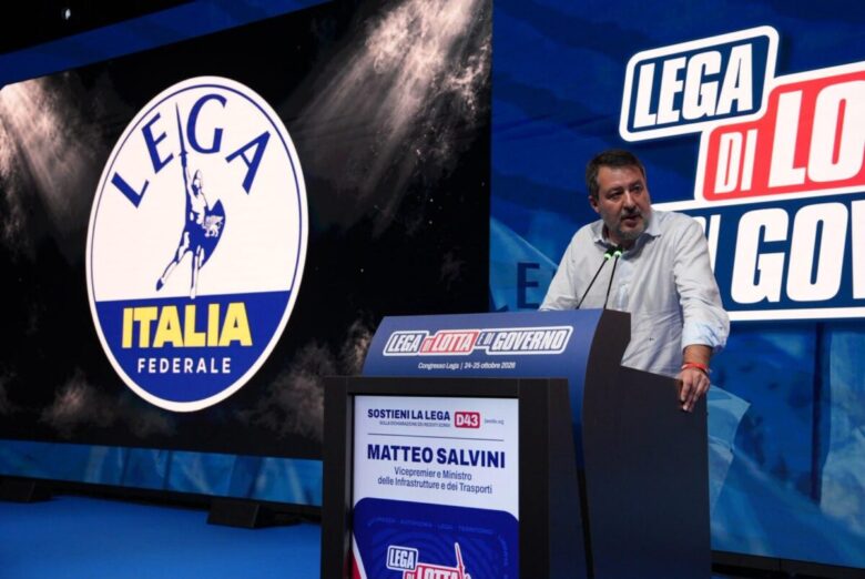 Congresso Lega, Salvini eletto segretario con 465 voti a favore, 146 per Garavaglia. Svelato il nuovo simbolo del partito