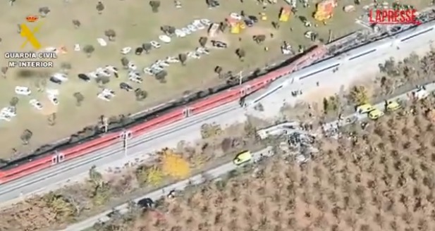 Spagna, il disastro ferroviario visto dall’alto: carrozze devastate dopo lo scontro – VIDEO Spagna, il disastro ferroviario visto dall’alto: carrozze devastate dopo lo scontro – VIDEO