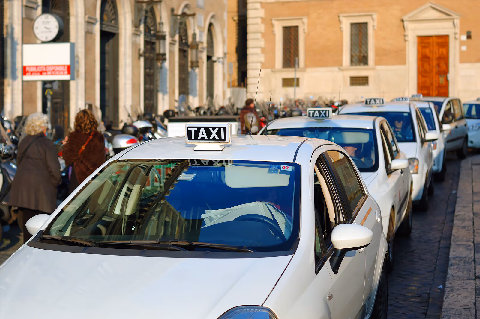 Tassisti tutti davanti al Mef, la rivolta del pieno arriva a Roma. E lo sciopero è dietro l’angolo