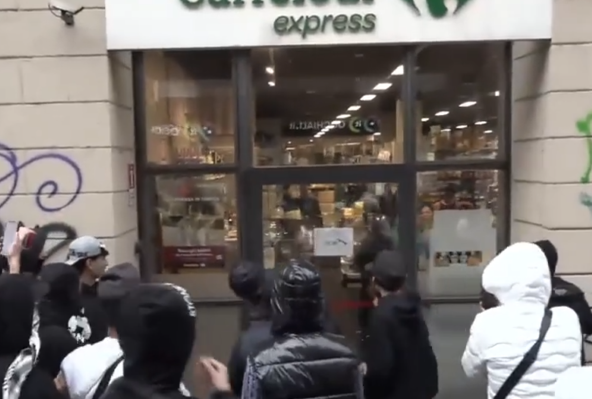 Scontri a Milano, lavoratore preso a bastonate dai giovani teppisti durante l’assalto al Carrefour – VIDEO Scontri a Milano, lavoratore preso a bastonate dai giovani teppisti durante l’assalto al Carrefour – VIDEO
