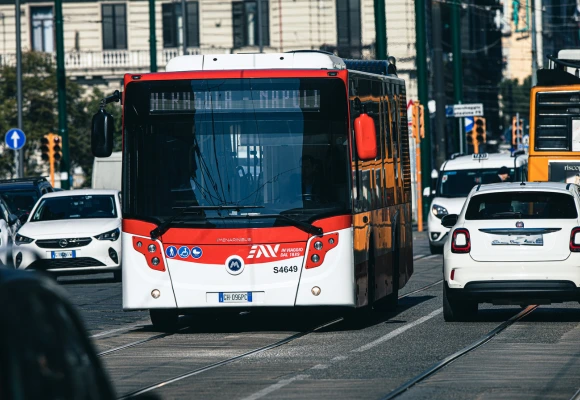 Napoli, autista del bus ferito al braccio con un taglierino: arrestato un 43enne Napoli, autista del bus ferito al braccio con un taglierino: arrestato un 43enne