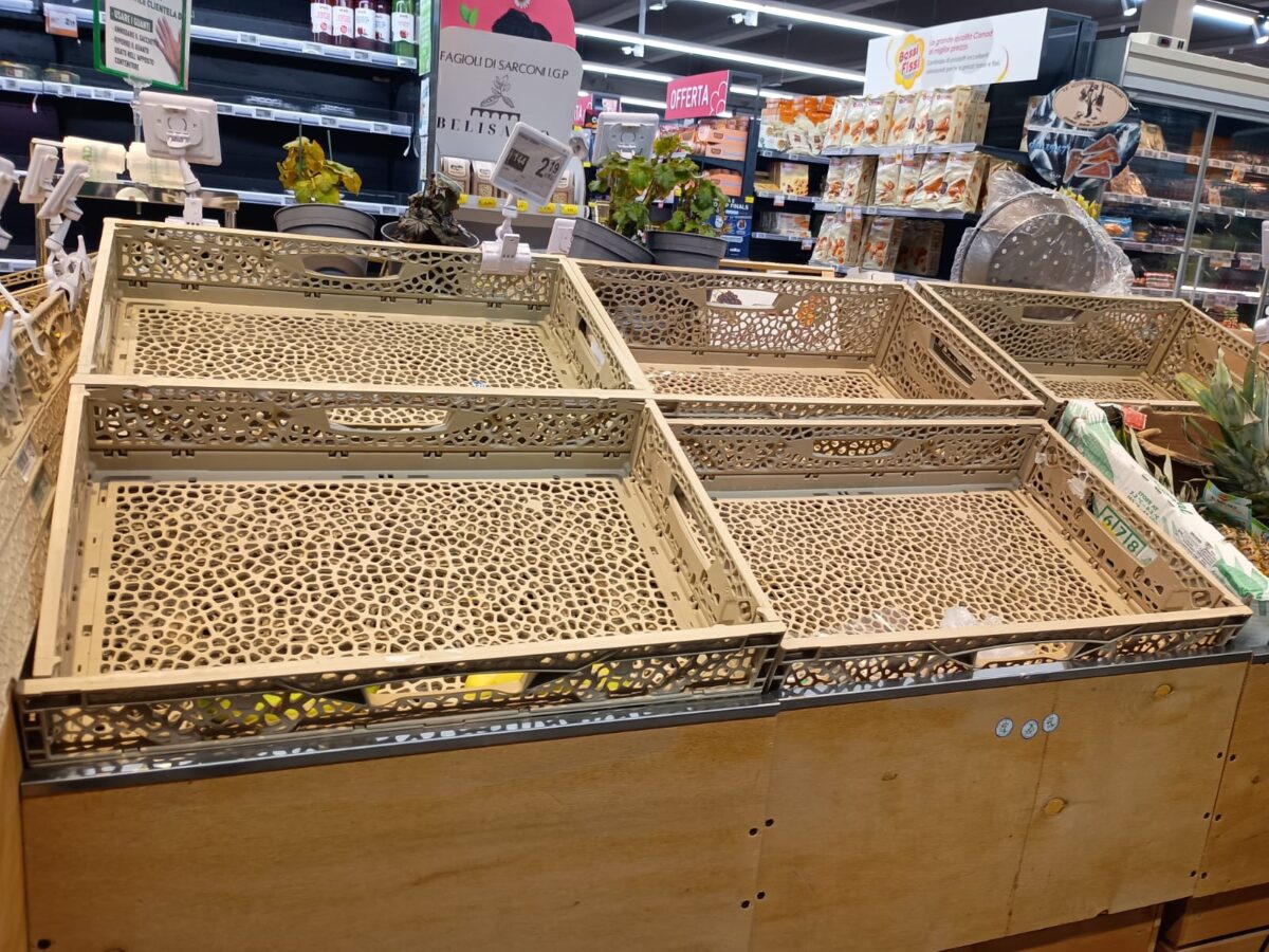Il Sud fa rumore, ma chi lo ascolta? Tir fermi e scaffali ancora vuoti: le voci e le immagini dai supermercati. Il racconto da Potenza