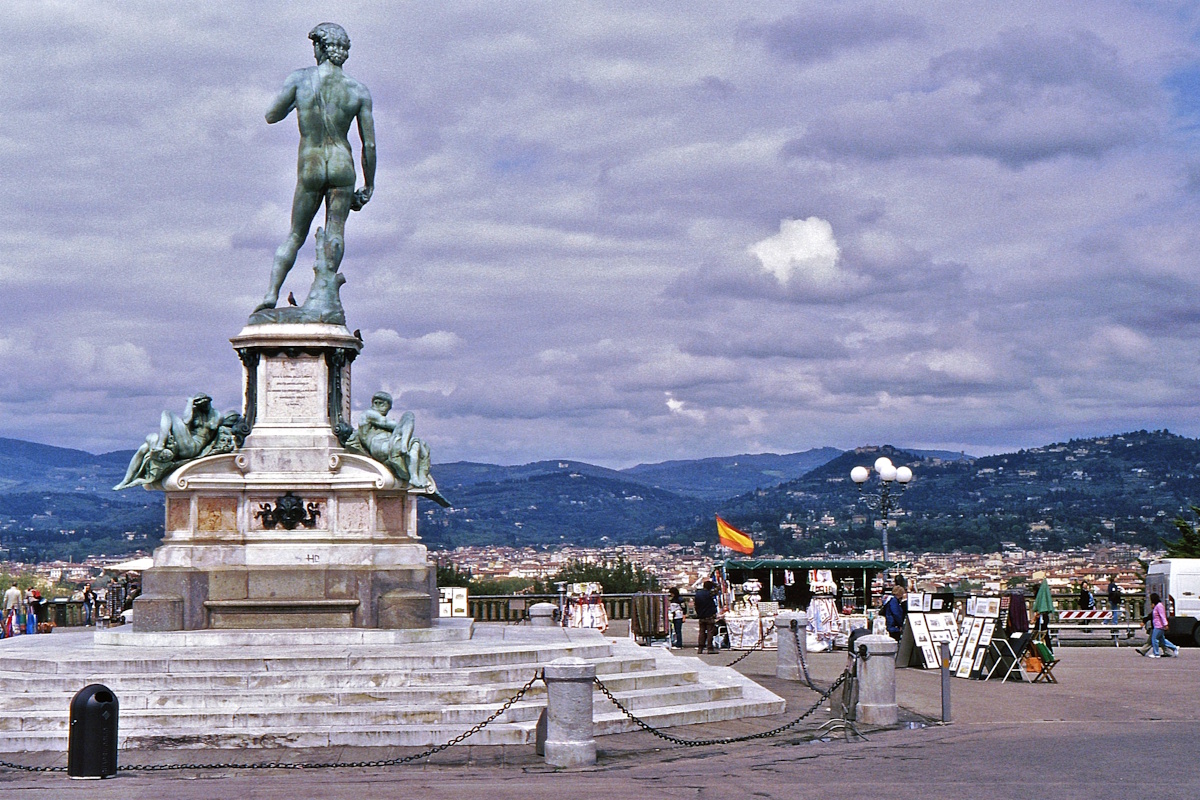 Firenze, bombola di gas trovata sotto il David a piazzale Michelangelo: sul posto gli artificieri Firenze, bombola di gas trovata sotto il David a piazzale Michelangelo: sul posto gli artificieri