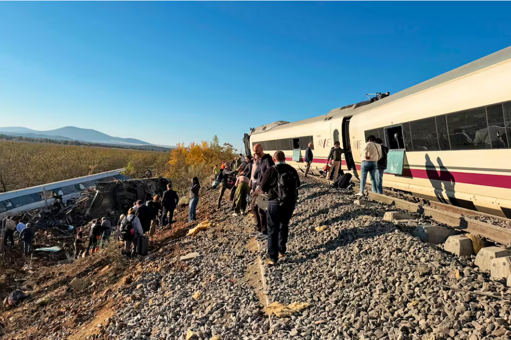 Spagna, scontro tra due treni sulla linea ad alta velocità tra Madrid e l’Andalusia: almeno 64 morti e numerosi feriti. Dispersa un’italiana Spagna, scontro tra due treni sulla linea ad alta velocità tra Madrid e l’Andalusia: almeno 64 morti e numerosi feriti. Dispersa un’italiana