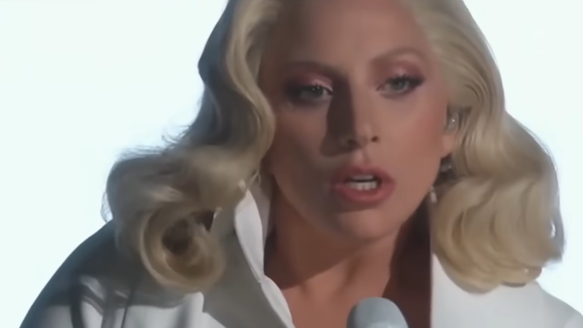 Milano, prof di inglese licenziata: a lezione solo italiano e video di Lady Gaga Milano, prof di inglese licenziata: a lezione solo italiano e video di Lady Gaga