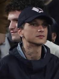 La foto di Ultimo in Curva Sud diventa un caso: abbraccio con l’ultrà di estrema destra dall’ingombrante passato La foto di Ultimo in Curva Sud diventa un caso: abbraccio con l’ultrà di estrema destra dall’ingombrante passato
