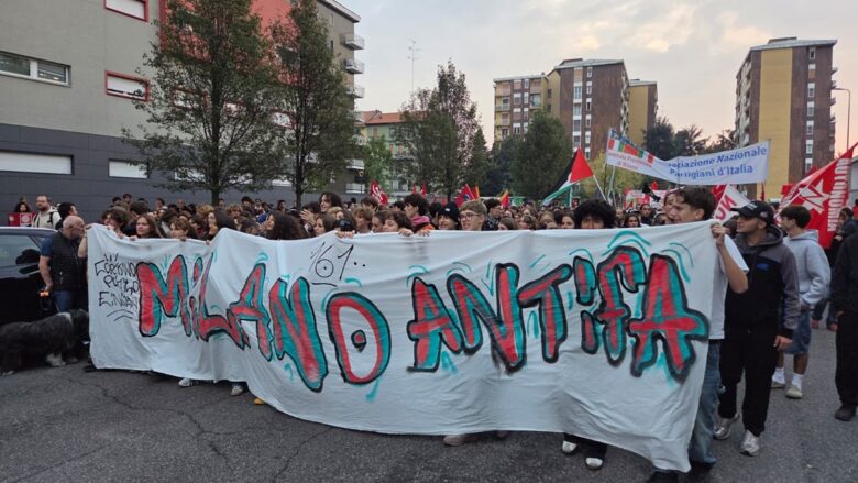 Milano, tremila in corteo dopo l’aggressione allo studente dell’Einstein: “Fuori i fascisti dalle scuole”