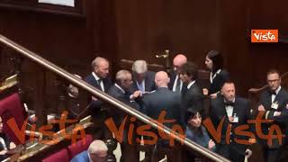 Conciliabolo Tajani, Sisto, Nordio e Bignami in Aula durante discussione su legge elettorale