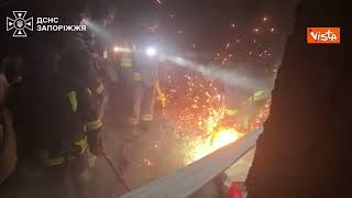 Esercito russo colpisce edifici a Zaporižžja con 5 bombe aree, le immagini dei soccorsi