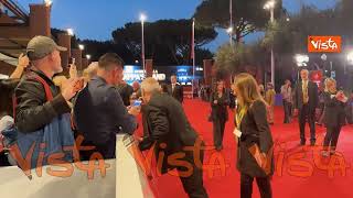 Corrado Guzzanti scatta selfie con i fan sul red carpet del Festival del Cinema di Roma