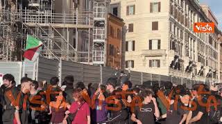 Manifestanti si arrampicano su transenne a Roma e cantando ‘Tout le Monde deteste la police’