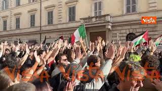 Manifestante con la maschera di Meloni a corteo studenti a Roma