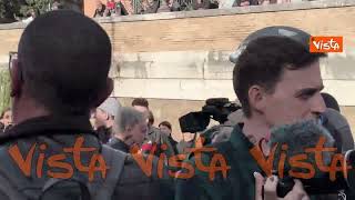 Corteo studenti a Roma, Polizia schierata in tenuta antisommossa, manifestanti gridano “Servi”