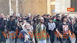 Lo spazzolone del water a forma di Trump al corteo degli studenti a Roma