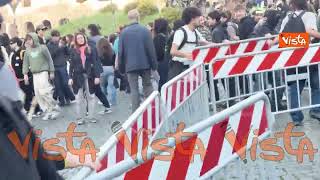 Manifestanti a Roma transennano una via che porta al Colosseo