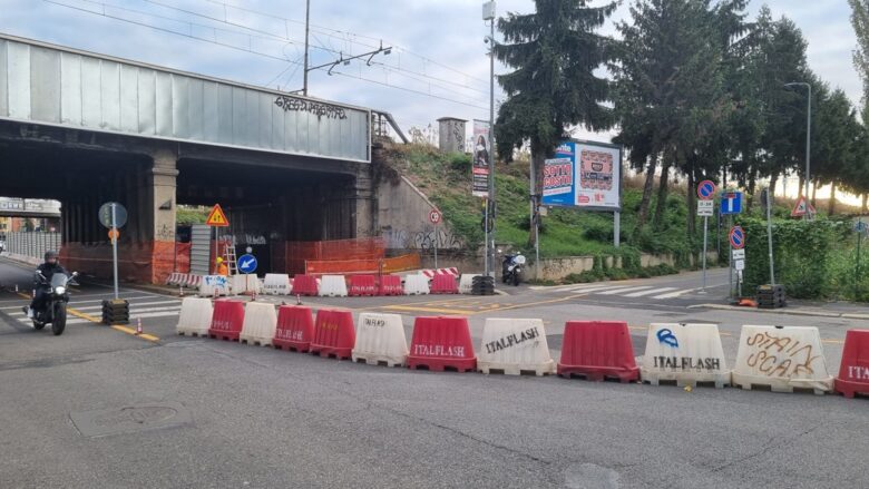 Milano, se i cantieri rendono un’impresa raggiungere la scuola. La protesta dei genitori di via Pallanza: “Serve un percorso sicuro”