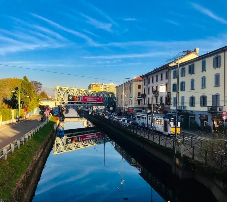Milano, scooter contro un taxi per evitare un’ambulanza: muore motociclista di 30 anni sul ponte Crepax