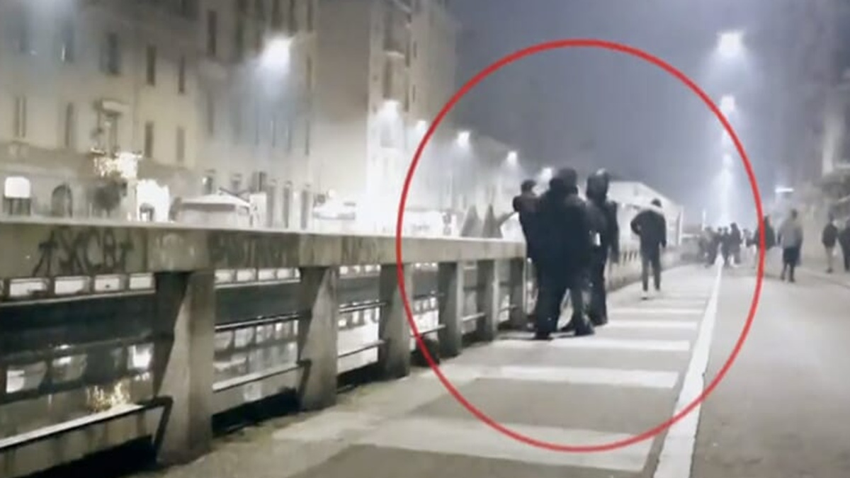 Milano, rapina di Capodanno sui Navigli: arrestato un 16enne. L’aggressione ripresa (per caso) in tv Milano, rapina di Capodanno sui Navigli: arrestato un 16enne. L’aggressione ripresa (per caso) in tv