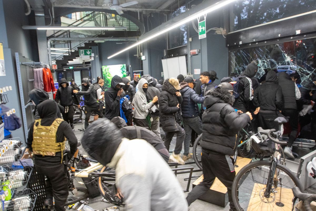 Scontri a Milano, chi sono i baby casseur e come si organizzano sui social per i saccheggi Scontri a Milano, chi sono i baby casseur e come si organizzano sui social per i saccheggi