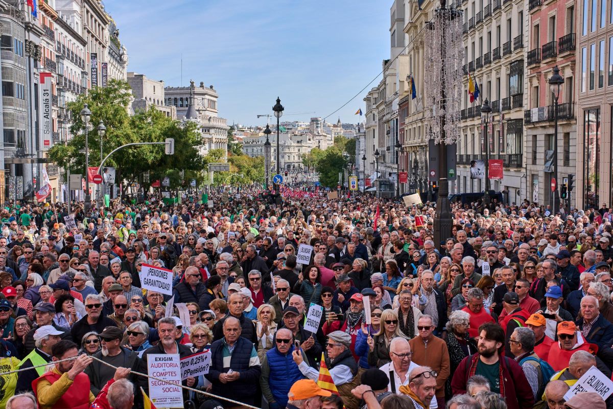 Spagna, decine di migliaia in piazza a Madrid per partecipare alla protesta sulle pensioni Spagna, decine di migliaia in piazza a Madrid per partecipare alla protesta sulle pensioni