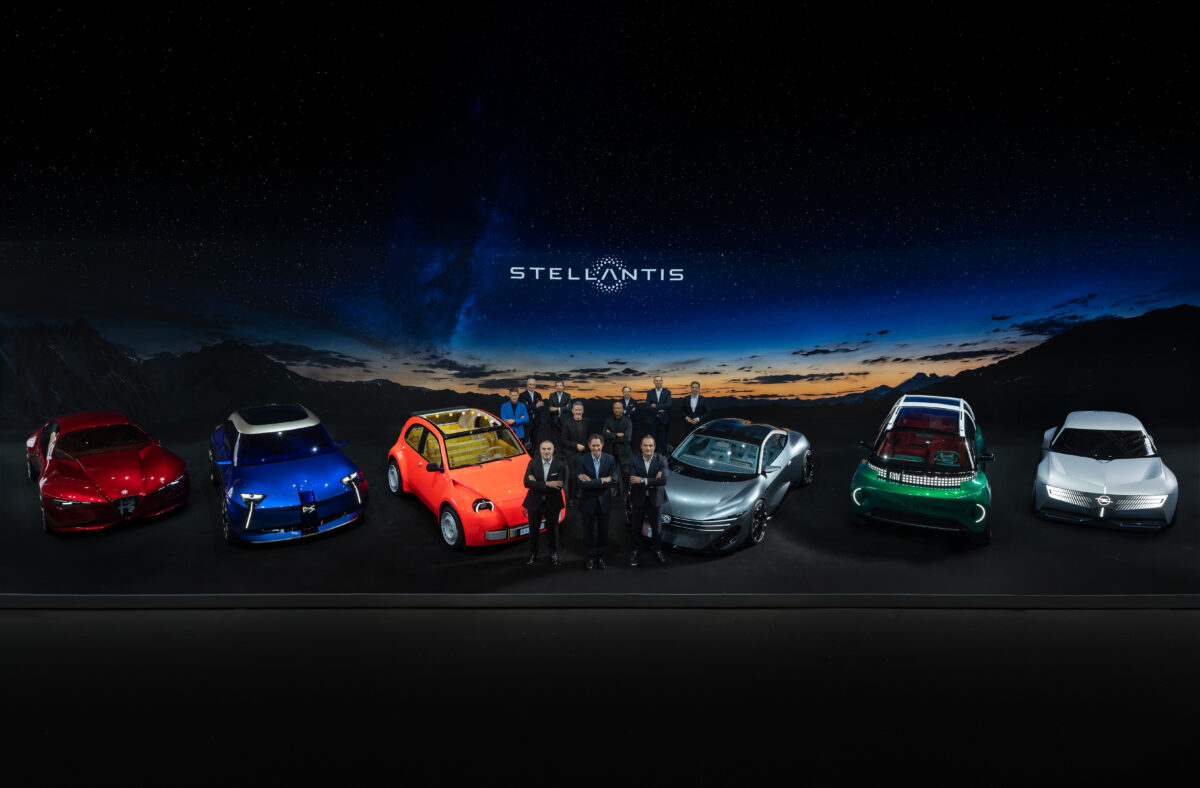 Stellantis cala sei assi al Salone di Parigi: oltre 50 nuovi modelli entro il 2030 Stellantis cala sei assi al Salone di Parigi: oltre 50 nuovi modelli entro il 2030