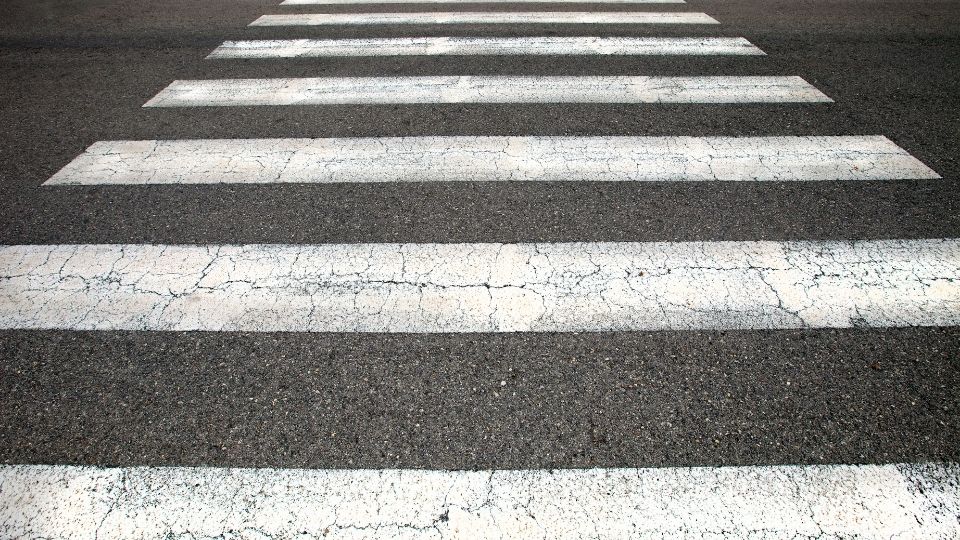 Il mistero delle strisce pedonali che spariscono nel Municipio I: attraversare la strada diventa un gioco di prestigio Il mistero delle strisce pedonali che spariscono nel Municipio I: attraversare la strada diventa un gioco di prestigio