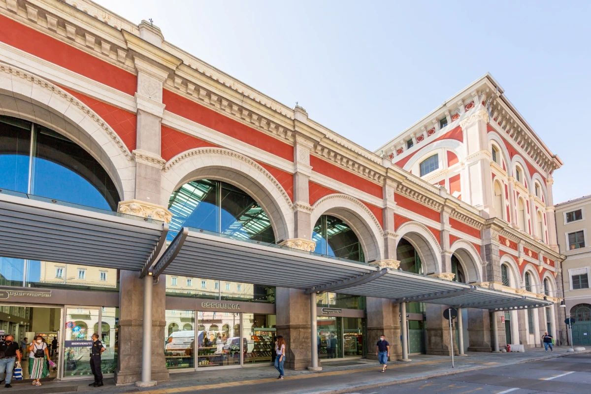 Torino Porta Nuova, giovane accoltellato sotto i portici di via Nizza: è grave Torino Porta Nuova, giovane accoltellato sotto i portici di via Nizza: è grave