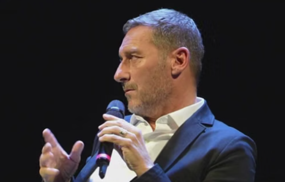 Totti scherza sul suo esame della prostata, ma gli urologi lo richiamano: “Non è una barzelletta” – VIDEO Totti scherza sul suo esame della prostata, ma gli urologi lo richiamano: “Non è una barzelletta” – VIDEO